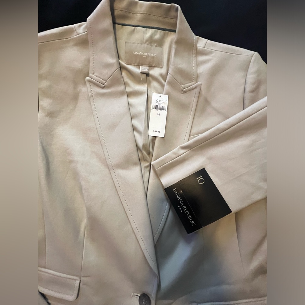 NWT Banana Republic light tan/khaki pants suit set. Size 10